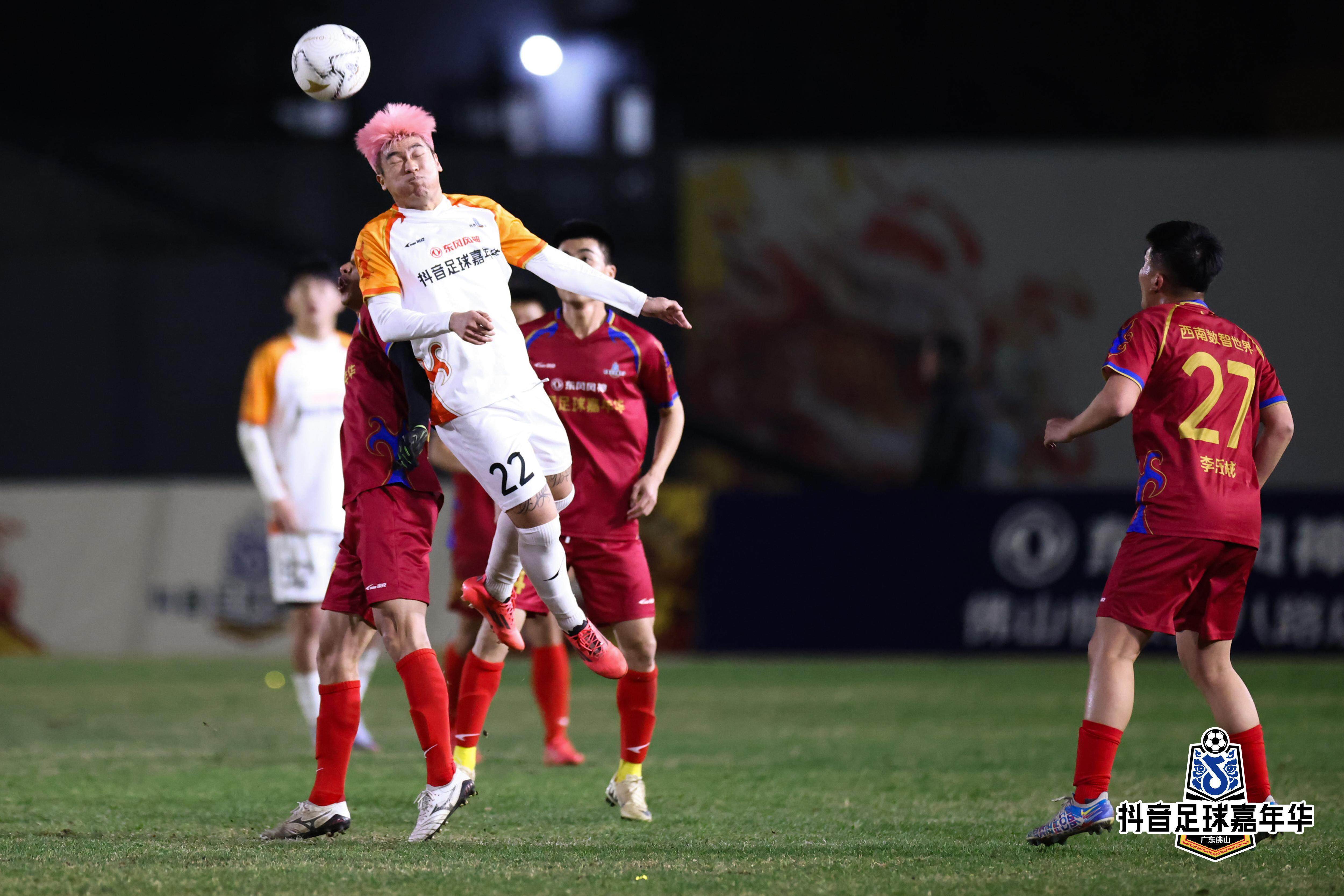 足球比赛气氛热烈,球迷热情高涨守护主场的简单介绍 足球比赛气氛热烈,球迷热情高涨守护主场的简单介绍