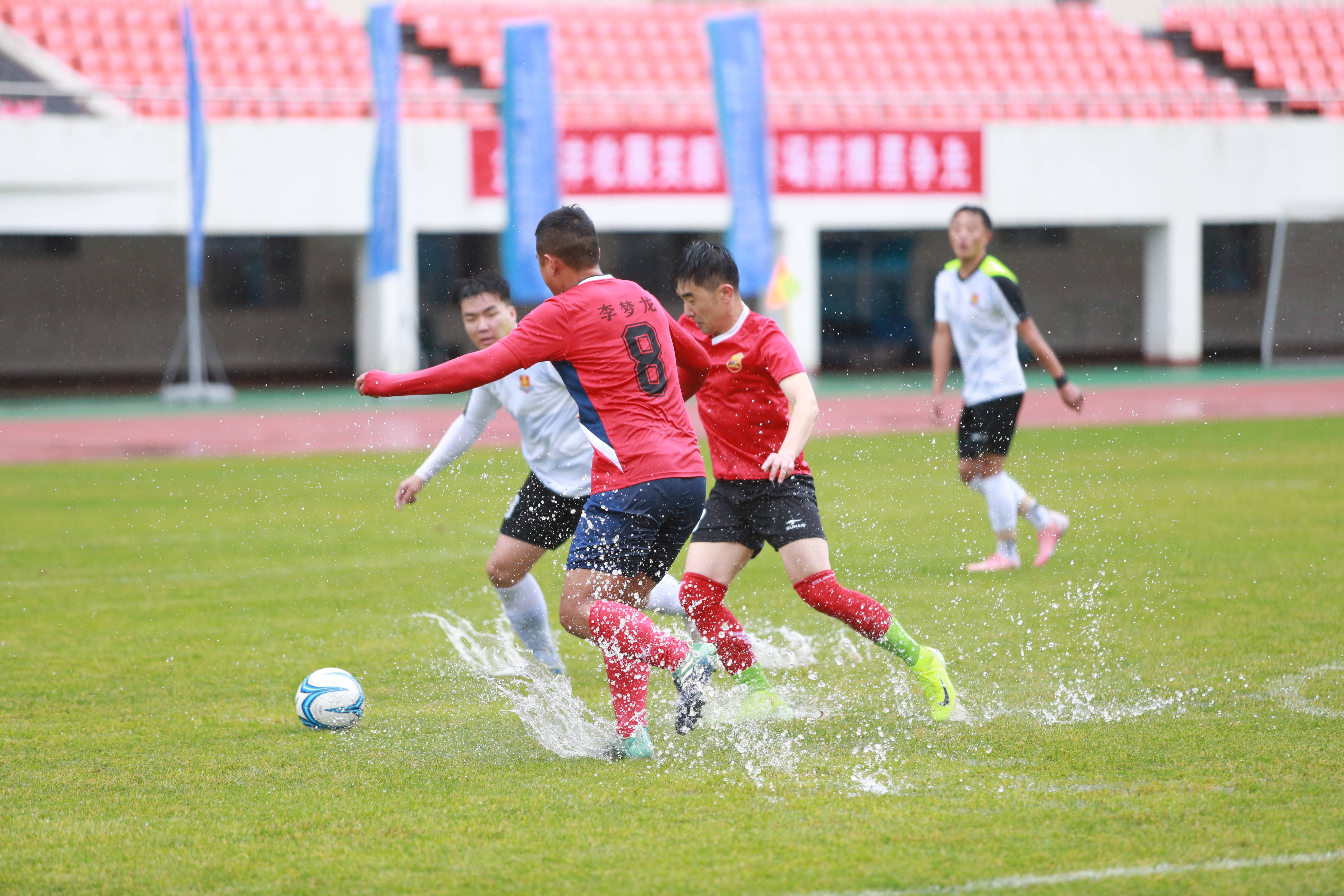 足球比赛气氛热烈,球迷热情高涨守护主场的简单介绍 足球比赛气氛热烈,球迷热情高涨守护主场的简单介绍